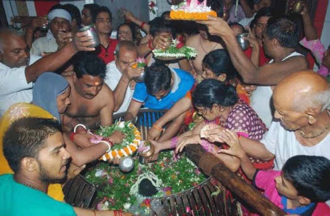0000000 ngeshavrnath - नागपंचमी पर लगभग 3 लाख भक्तों ने किया नागेश्वरनाथ का अभिषेक , भोर से सरयू स्नान और अभिषेक के लिए डटे रहे, बरसात से भी नहीं थमे कदम