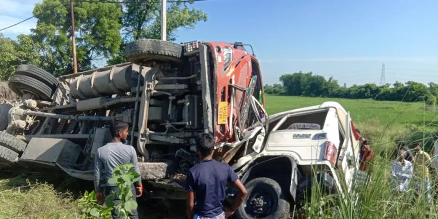 img 20220818 wa0014 - अंबेडकरनगर में भीषण सड़क हादसा, ट्रक और बोलेरो की आमने-सामने की टक्कर, एक की मौत; 9 घायल