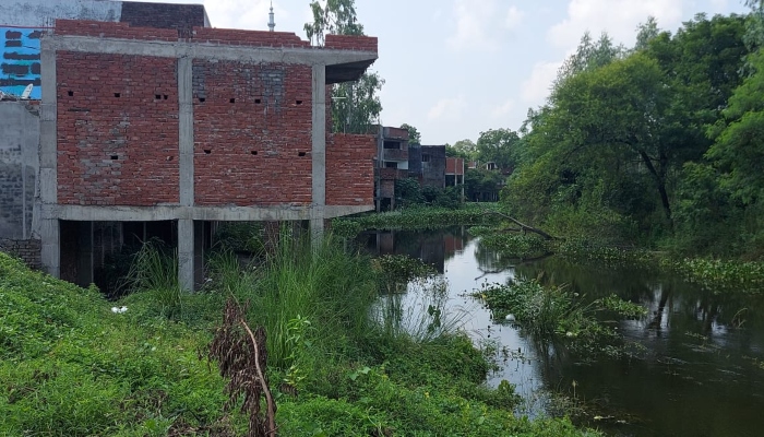 t1 33 - अतिक्रमण से रामायण कालीन तमसा नदी के अस्तित्व पर संकट, 280 की जगह बची लगभग 60 फुट चौड़ाई