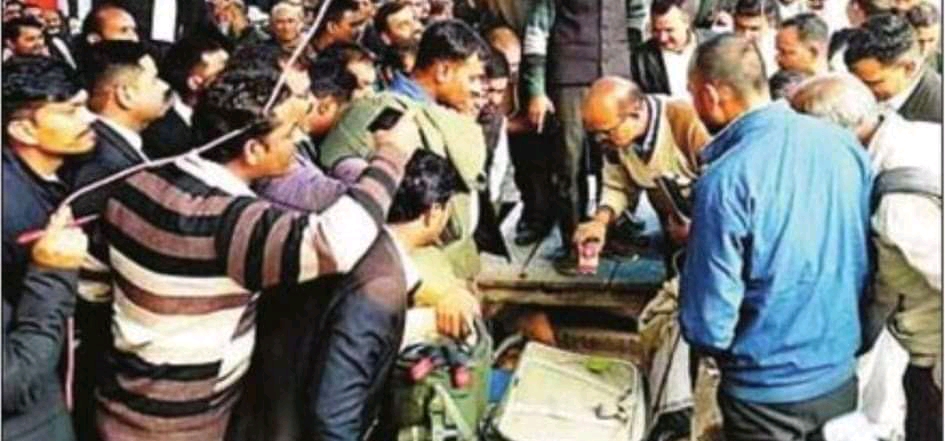 1674532476373 - सिविल कोर्ट चौकी के सामने एक अटैची लावारिस मिलने से सनसनी।