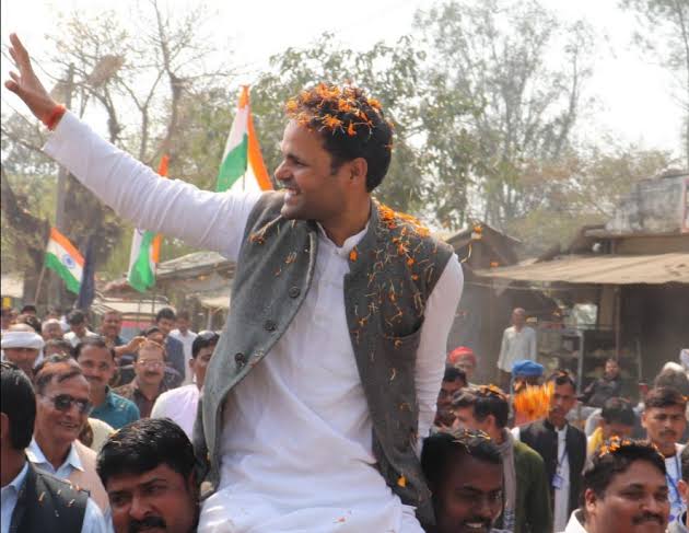images 2 1 - बसपा सांसद रितेश पाण्डेय की पद यात्रा से पार्टी का पोस्टर-बैनर गायब ।