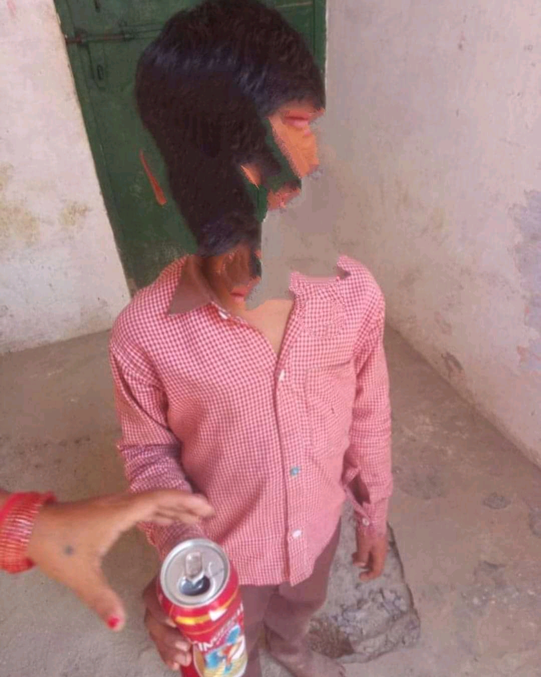 1678942145425 - बियर की केन पीने को लेकर छात्र का फोटो वायरल।