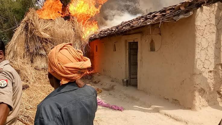 images 2 1 - आग से दलित का आवास खाक।