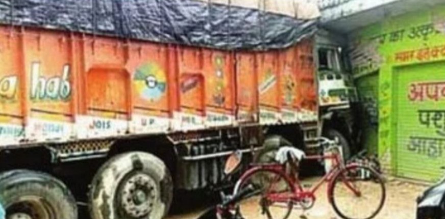 IMG 20230803 221730 388 - अनियंत्रित ट्रक घर में घुसा।