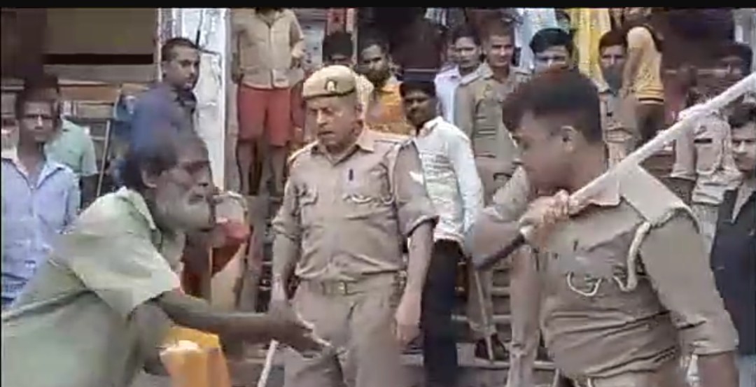 IMG 20230927 000547 218 - हनुमान गढी के सामने पुलिस ने किया भिखारी की पिटाई, वीडियो वायरल।