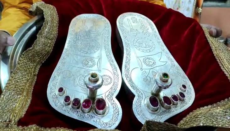 images 3 14 - श्रीरामलला को समर्पित होगा सोने का सिंहासन व चांदी की चरण पादुका।