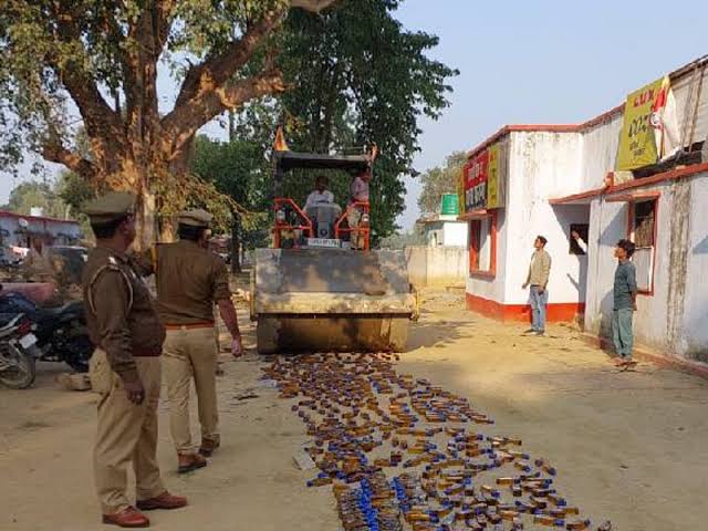 images 3 4 - पुलिस ने नष्ट किया 25 लाख रुपए की शराब, 8322 शराब की बोतलों पर चला रोलर।