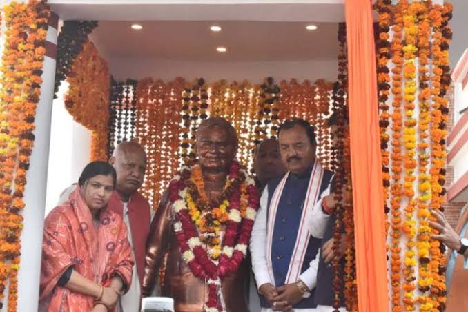 images 9 2 - अटल जयंती पर जिला पंचायत परिसर में हुआ उनकी प्रतिमा का अनावरण।