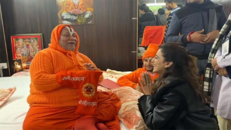 untitled 29 copy15 - भोजपुरी अभिनेत्री अक्षरा सिंह ने ट्रस्ट अध्यक्ष से की मुलाकात,आशीर्वाद लिया,जगद्गुरु रामभद्राचार्य के लिए गाया सोहर गीत।