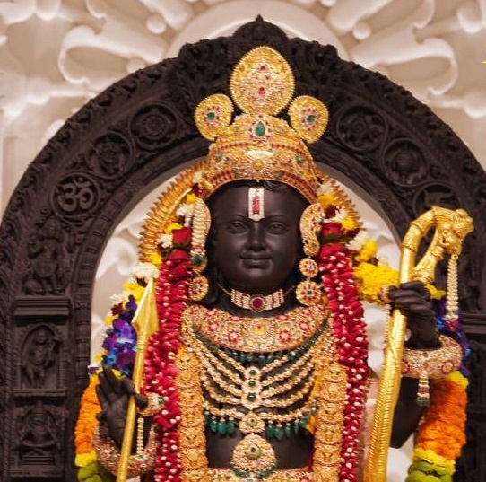 whatsapp image 2024 01 26 at 110603 1706247464 - मनमोहक रही श्रीरामलला की शुक्रवार वाली श्रृंगार आरती, हल्के बादामी परिधान में वैजयंती माला पहले श्रीरामलला मुग्ध कर रहे