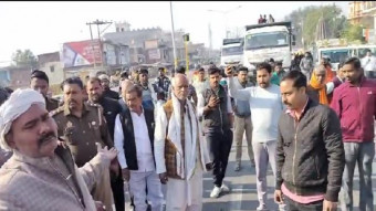 415 - हत्या आरोपियों की गिरफ्तारी को लेकर सड़क पर शव रख किया अयोध्या - रायबरेली मार्ग जाम।