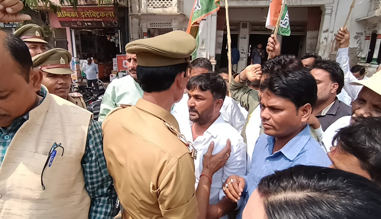 Congressmen demonstrated against freezing of accounts - बैंक खातों को सीज करने के विरोध में कांग्रेसियों ने किया प्रर्दशन।