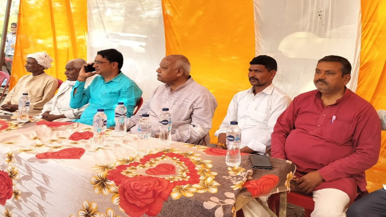 dfdf - सांसद लल्लू सिंह ने चौपाल लगा कर सुनी समस्याएं, बोले- किसानों का हित सर्वोपरि।