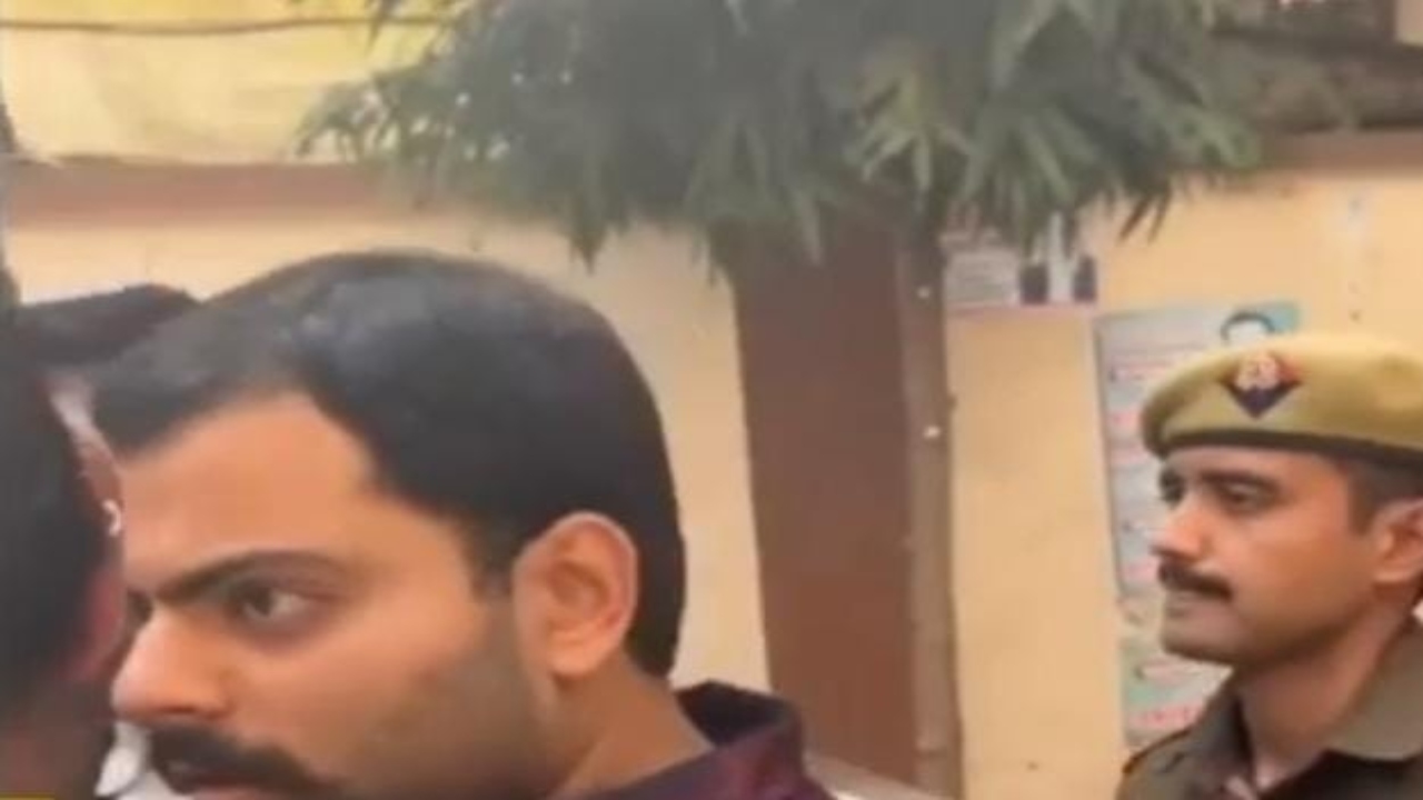 paaray - अतीक के बेटे अली को कड़ी सुरक्षा में लाया गया कोर्ट।