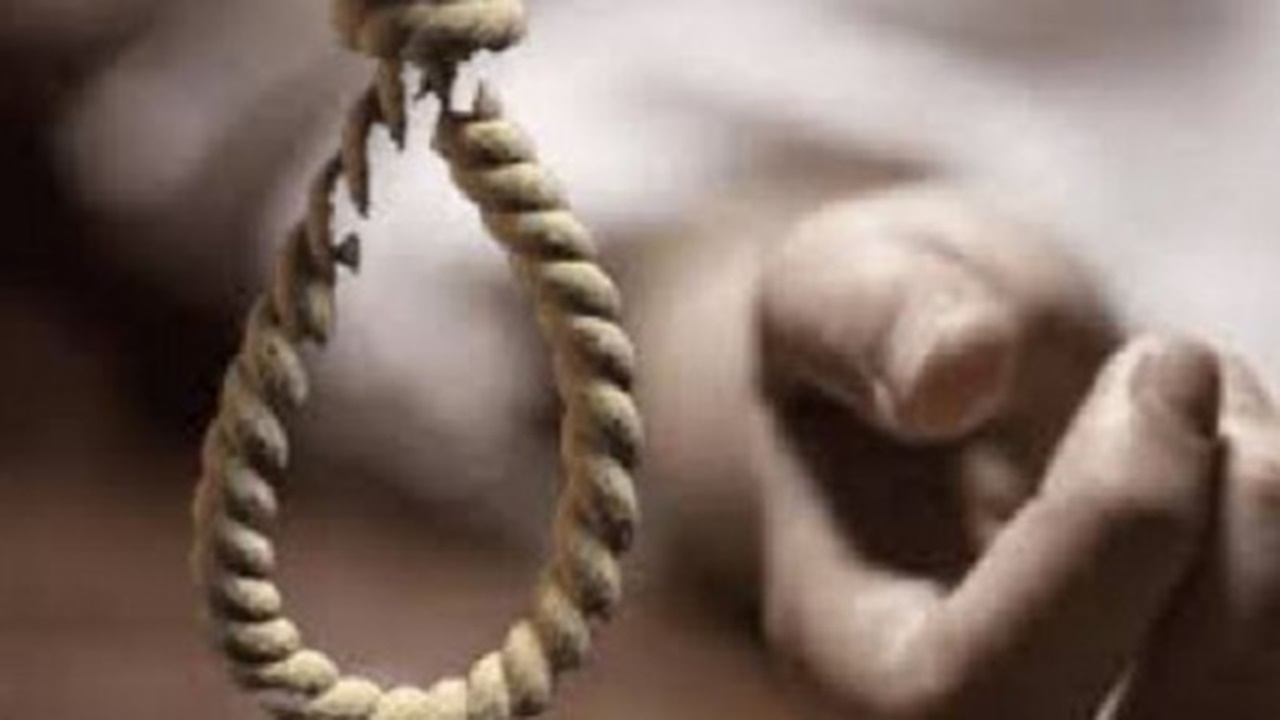 suicide2 - युवक का शव पेड़ से लटकता मिला, जांच में जुटी पुलिस।