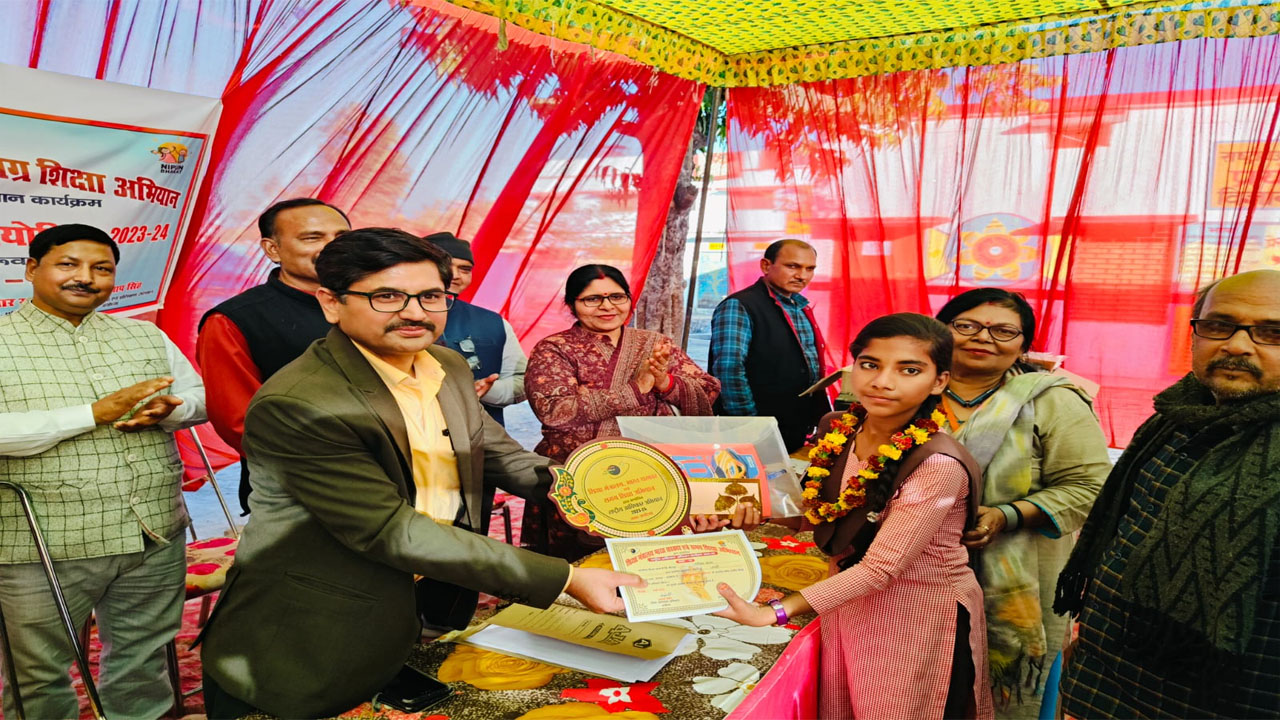 untitled 5 copy6 - क्विज प्रतियोगिता में परिषदीय स्कूल के बच्चों ने दिखाई प्रतिभा, हुए सम्मानित।