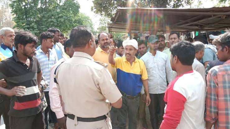 images 2 3 - कोयले की लोडिंग को ग्रामीणों ने रोका, किया प्रदर्शन।