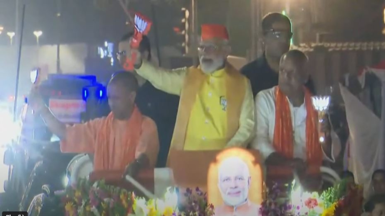 23 - पीएम मोदी का रोड शो शुरू, भारी भीड़ के बीच जनता का कर रहे अभिवादन ।