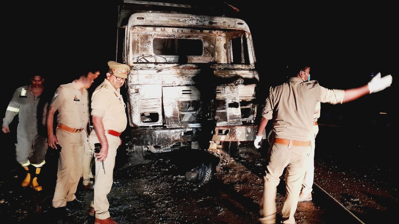 9 - हाईवे पर हुए हादसे के बाद लगी आग में डम्फर और बाइक जली, बाइक सवार की जलकर मौत।