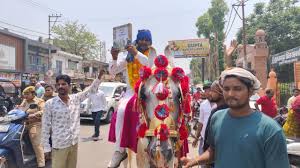 images 2 1 - सुल्तानपुर लोकसभा चुनाव, दुल्हे की तरह नामांकन को घोड़े से पहुंचे बब्लू।