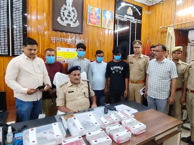 images 4 - सुलतानपुर में अयोध्या-प्रयागराज के शातिर चोर गिरफ्तार, पौने दो लाख कैश और जेवरात बरामद।