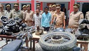 अरेस्ट 3 - बाइक चोरी करने वाले गिरोह को पुलिस ने किया गिरफ्तार, तीन बाइक, 11 इंजन सहित अन्य पार्ट्स बरामद।