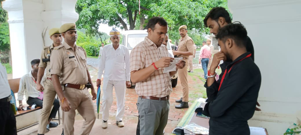 2 Ayodhya 24 1 - पुलिस भर्ती परीक्षा केन्द्रों का डीएम-एसएसपी ने किया निरीक्षण।