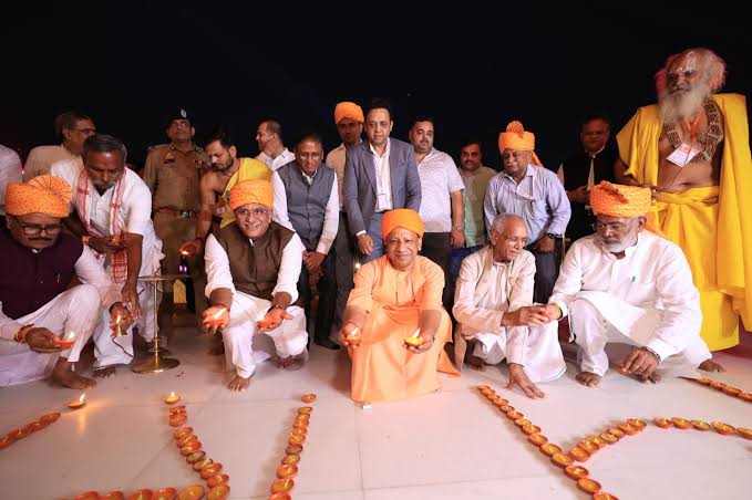 images 2 7 - भगवान श्रीरामलला के मंदिर में मुख्यमंत्री ने जलाए श्रद्धा के दीप।