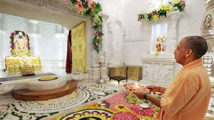 images 12 - दीपावली पर सीएम योगी ने किए श्रीरामलला के दर्शन, हनुमानगढ़ी में भी टेका मत्था, संतों से की मुलाकात।