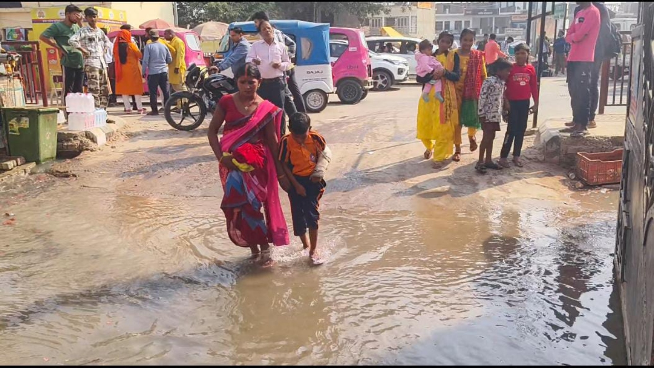 अस्पताल का गेट - पाइप लाइन लीक होने से अस्पताल के मेन गेट पर भराने लगा पानी।