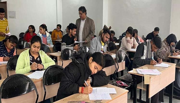 2400 students were absent in the graduation semester examination of AVV - अविवि की स्नातक सेमेस्टर परीक्षा में 2400 छात्र रहे अनुपस्थित।