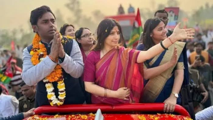 images 11 3 - डिंपल भाभी-डिंपल भाभी से गूंज उठा मिल्कीपुर, अजीत प्रसाद के समर्थन में डिंपल यादव ने किया रोड शो, उमड़ा हुजूम।