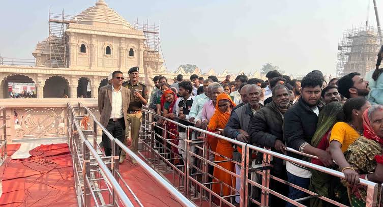 images 4 - अयोध्या शहर की आबादी से अधिक श्रद्धालु पहुंचे श्रीराम की नगरी।