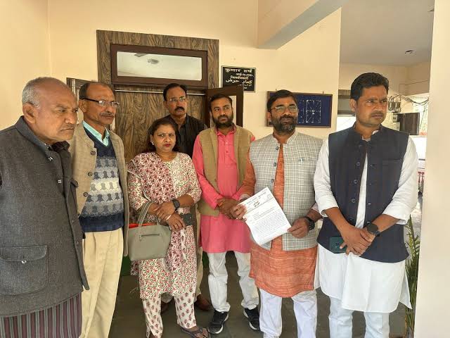 images 5 4 - श्रद्धालुओं से दुर्व्यवहार का मामला, कूरेभार एसओ के खिलाफ कार्रवाई की मांग, कांग्रेस ने दी धरने की चेतावनी।