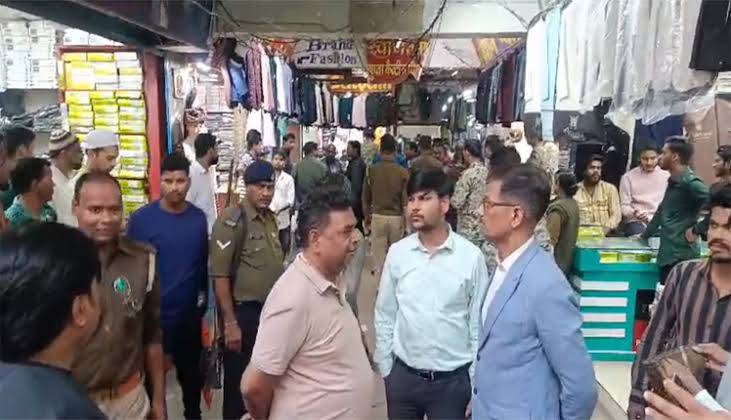 images 2 - गृहकर तथा जलकर वसूली के लिए नगर निगम ने कोऑपरेटिव बैंक व कनक चित्र मंदिर पर मारा छापा।