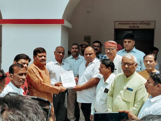 images 7 - निजी स्कूलों के मनमानी फीस वृद्धि को लेकर कांग्रेसियों ने सौंपा ज्ञापन, नियमावली बनाने की मांग।