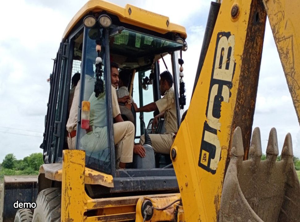 IMG 20250501 192028 485 - अवैध खनन में जेसीबी व दो ट्रैक्टर पकड़े।