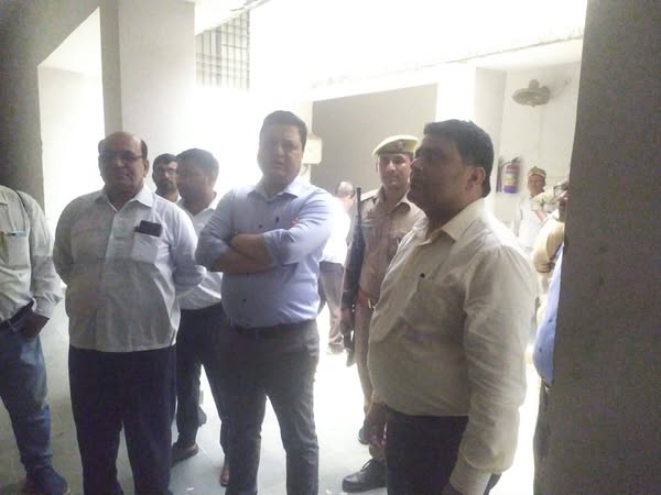 ffffff - जिलाधिकारी ने कलेक्ट्रेट परिसर स्थित ईवीएम/वीवी पैट वेयर हाउस (स्ट्रांग रूम) का किया निरीक्षण।