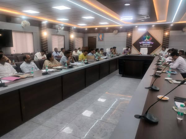 सीए - मुख्य विकास अधिकारी की अध्यक्षता में कलेक्ट्रेट सभागार में बैठक का आयोजन किया गया।
