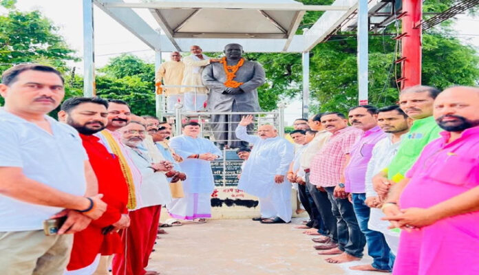 B - एक राष्ट्र, एक विधान के प्रणेता को भाजपाइयों ने दी श्रद्धांजलि।