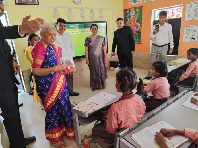 jj - राज्यपाल ने किया कम्पोजिट विद्यालय, आंगनबाड़ी केन्द्र तथा विश्वविद्यालय की परियोजनाओं का किया निरीक्षण।