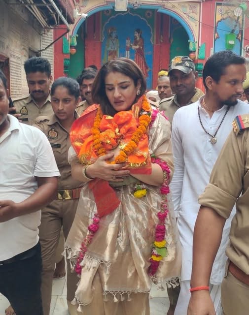 jjj - फिल्म अभिनेत्री रवीना टंडन पहुंची अयोध्या।