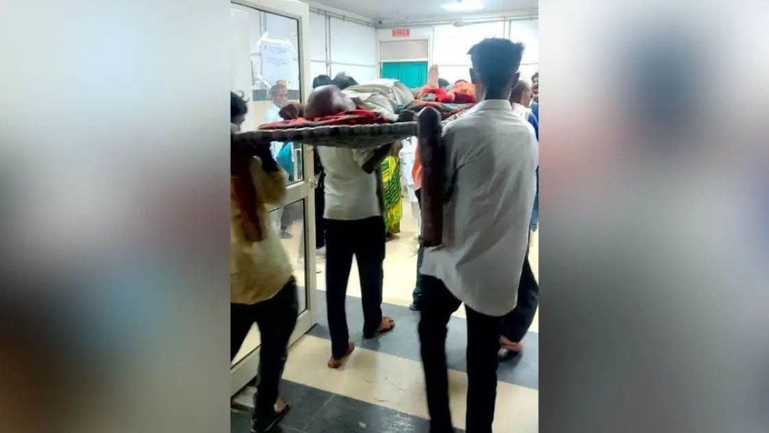 FB IMG 1756835140000 - स्वास्थ्य व्यवस्था पर उठ रहे सवाल, एंबुलेंस और स्ट्रेचर न मिलने पर चारपाई पर मरीज लेकर पहुंचे परिजन।