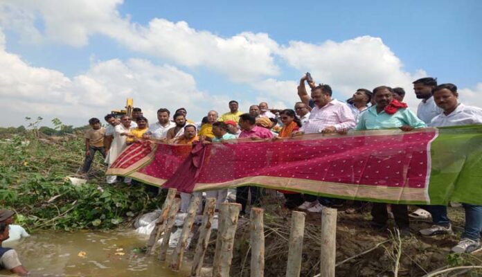 ggg 1 - विर्सजन घाट का हुआ पूजन, मॉ सरयू की अर्पित की गई चुनरी।