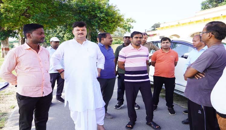 ििििििि - सरयू तट से चौक तक महापौर ने किया स्थलों का निरीक्षण।