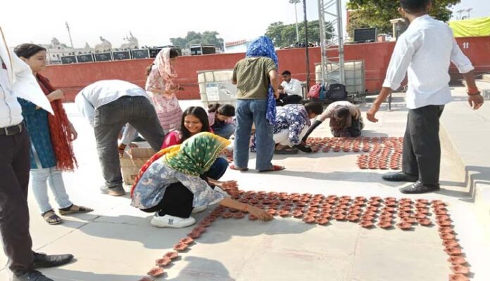 bvbbvvbbv - राम की पैड़ी पर दिए बिछाने का कार्य शुरू।