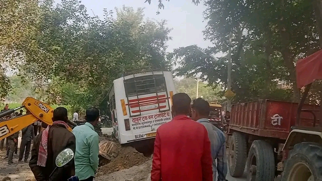 1765169325525 - बस और बाइक की भीषण टक्कर में बुजुर्ग की मौत, एक गंभीर।