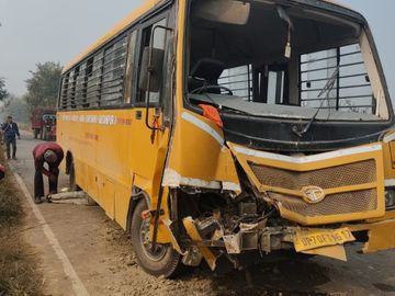 1cb33607 0038 47db 85c5 929442045e04 1766061843901 - बीकापुर में ट्रक–स्कूली बस की जोरदार टक्कर, चालक गंभीर घायल, आधा दर्जन बच्चे चोटिल।